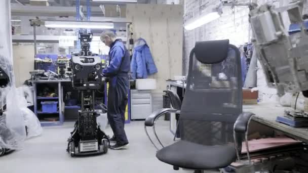 Ingenjör För Hans Arbetsplats Skapar Modern Teknisk Robot Demonteras Roboten — Stockvideo