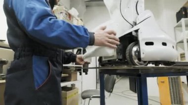 Fabrika Robotlar üretimi için. Mühendis yeni robot vücut için ayrı bir bölüm ekler. Bir robot oluşturur.