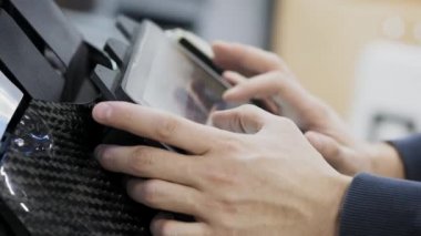 Fabrika Robotlar üretimi için. Mühendis klavyeyi ayarlar. Yeni robot için yazılım oluşturur