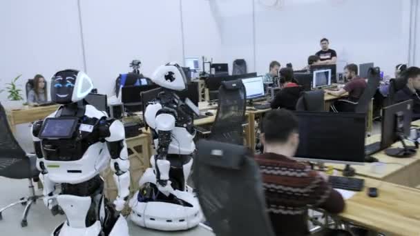 Perm russia-13.12.2018: 一组软件工程师为现代机器人创建软件代码。办公空间 — 图库视频影像