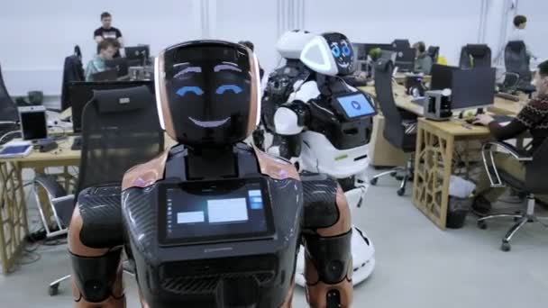 Perm Ryssland - 13.12.2018: En grupp av programvara ingenjörer skapa programkoden för moderna robotar. Kontorslokaler — Stockvideo