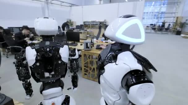 Perm, Oroszország - 13.12.2018: Egy csoport szoftver mérnökök a modern robotok szoftver kódot hoz létre. Irodahelyiség — Stock videók