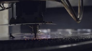 CNC lazer düz metal metal malzemeyi modern endüstriyel teknolojiyle donatır. Parlak kıvılcımlar ve ışık. Sanayi makinesi CNC plazma lazeri