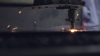 CNC lazer düz metal metal malzemeyi modern endüstriyel teknolojiyle donatır. Parlak kıvılcımlar ve ışık. Sanayi makinesi CNC plazma lazeri