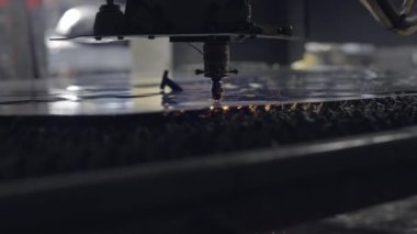 CNC lazer düz metal metal malzemeyi modern endüstriyel teknolojiyle donatır. Parlak kıvılcımlar ve ışık. Sanayi makinesi CNC plazma lazeri