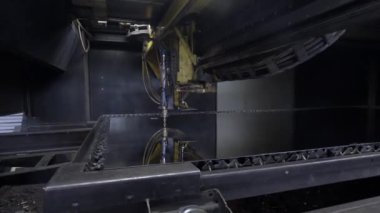 Atölyedeki metal levhayı kes. Ağır sanayide modern bir araç. Tehlikeli bir iş. Yüksek hassasiyetli çelik parçaları üretimi. Kapalı alanda işlemin otomasyonu. Demircilik için otomatik çalışma. Bilgisayar cnc 'yi kapat