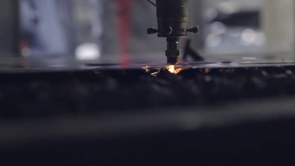 CNCプログラム、近代的な産業技術と旋盤上のフラットシート金属鋼材料のレーザー切断。明るい火花と光。産業機械CNCプラズマレーザー — ストック動画