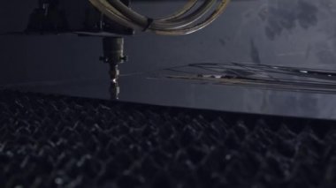 Atölyedeki metal levhayı kes. Ağır sanayide modern bir araç. Tehlikeli bir iş. Yüksek hassasiyetli çelik parçaları üretimi. Kapalı alanda işlemin otomasyonu. Demircilik için otomatik çalışma. Bilgisayar cnc 'yi kapat