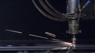 Atölyedeki metal levhayı kes. Ağır sanayide modern bir araç. Tehlikeli bir iş. Yüksek hassasiyetli çelik parçaları üretimi. Kapalı alanda işlemin otomasyonu. Demircilik için otomatik çalışma. Bilgisayar cnc 'yi kapat