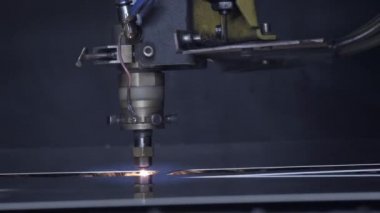 Atölyedeki metal levhayı kes. Ağır sanayide modern bir araç. Tehlikeli bir iş. Yüksek hassasiyetli çelik parçaları üretimi. Kapalı alanda işlemin otomasyonu. Demircilik için otomatik çalışma. Bilgisayar cnc 'yi kapat.