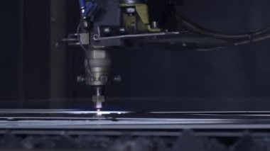 Atölyedeki metal levhayı kes. Ağır sanayide modern bir araç. Tehlikeli bir iş. Yüksek hassasiyetli çelik parçaları üretimi. Kapalı alanda işlemin otomasyonu. Demircilik için otomatik çalışma. Bilgisayar cnc 'yi kapat