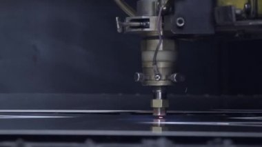 Atölyedeki metal levhayı kes. Ağır sanayide modern bir araç. Tehlikeli bir iş. Yüksek hassasiyetli çelik parçaları üretimi. Kapalı alanda işlemin otomasyonu. Demircilik için otomatik çalışma. Bilgisayar cnc 'yi kapat