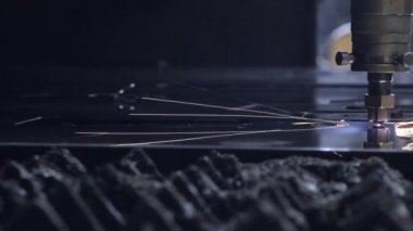 Atölyedeki metal levhayı kes. Ağır sanayide modern bir araç. Tehlikeli bir iş. Yüksek hassasiyetli çelik parçaları üretimi. Kapalı alanda işlemin otomasyonu. Demircilik için otomatik çalışma. Bilgisayar cnc 'yi kapat