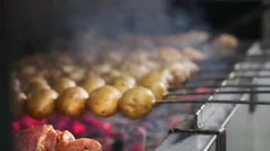 Cook sulu Kebap Barbekü ızgara slowmotion üzerinde kızarmıştı. Barbekü ızgara. Sığır eti ve domuz eti şiş üzerinde parçaları. Sebze şiş üzerinde