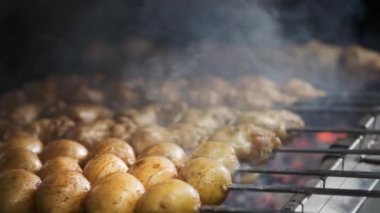 Cook sulu Kebap Barbekü ızgara slowmotion üzerinde kızarmıştı. Barbekü ızgara. Sığır eti ve domuz eti şiş üzerinde parçaları. Sebze şiş üzerinde.