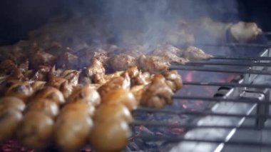 Cook sulu Kebap Barbekü ızgara slowmotion üzerinde kızarmıştı. Barbekü ızgara. Sığır eti ve domuz eti şiş üzerinde parçaları. Sebze şiş üzerinde.