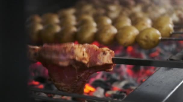 Cozinheiro assados churrasco kebab suculento na lentidão grelha. churrasco no grelhador. Pedaços de carne de vaca e porco em espetos. Produtos hortícolas em espetos . — Vídeo de Stock