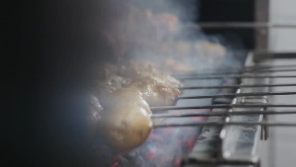 Cozinheiro assados churrasco kebab suculento na lentidão grelha. churrasco no grelhador. Pedaços de carne de vaca e porco em espetos. Produtos hortícolas em espetos . — Vídeo de Stock