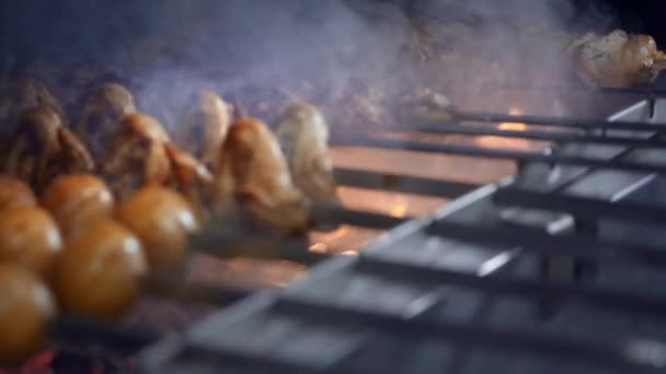 Cuocere arrosti succosi barbecue kebab sul rallentatore griglia. barbecue sulla griglia. Pezzi di manzo e maiale sugli spiedini. Ortaggi su spiedini . — Video Stock