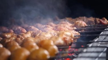 Cook sulu Kebap Barbekü ızgara slowmotion üzerinde kızarmıştı. ızgara et ve sebze yanıyor