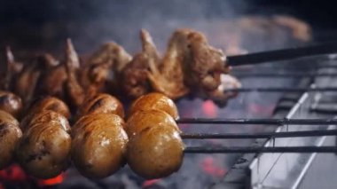 Cook sulu Kebap Barbekü ızgara slowmotion üzerinde kızarmıştı. ızgara et ve sebze yanıyor