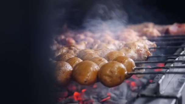 Cozinheiro assados churrasco kebab suculento na lentidão grelha. carne grelhada e legumes em chamas — Vídeo de Stock