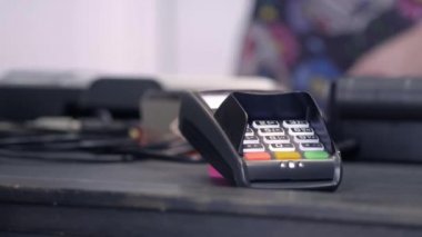 Smartphone ile temassız ödeme. Bir smartphone aygıtı terminal bir kredi kartı ile ödeme. Kablosuz ödeme.