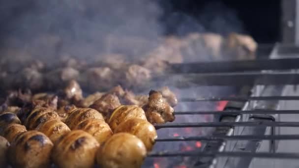 Kokken griller saftig kebab-grill på grillen. grillet kjøtt og grønnsaker i brann – stockvideo