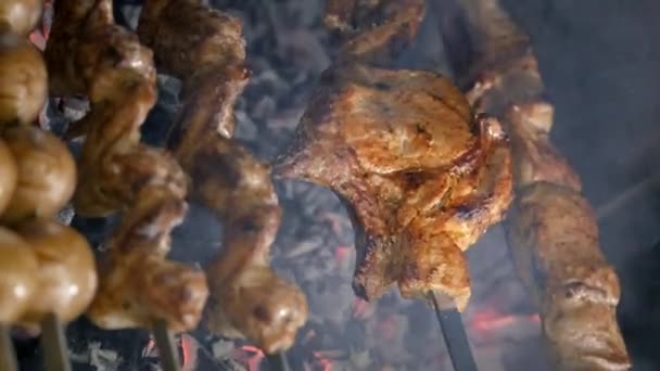 Cozinheiro assados churrasco kebab suculento na lentidão grelha. carne grelhada e legumes em chamas — Vídeo de Stock