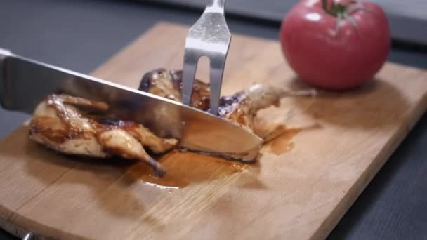 Kuropatwy z grilla na grill. Cook określa się na deskę do krojenia. — Wideo stockowe