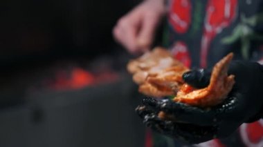 bir barbequeer sığır eti veya domuz eti şiş üzerinde katalizatörler. Et yemek için hazırlar