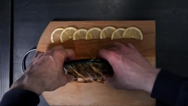 Chef Cuisinier Décoration Plat Dans Restaurant Plat Poisson Sur Assiette — Video