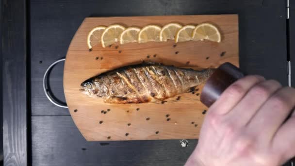 Chefe cozinheiro prato de decoração no restaurante Prato de peixe na placa . — Vídeo de Stock