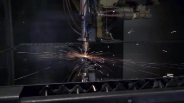 CNC lazer düz metal metal malzemeyi modern endüstriyel teknolojiyle donatır. Parlak kıvılcımlar ve ışık. Sanayi makinesi CNC plazma lazeri