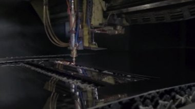 CNC lazer düz metal metal malzemeyi modern endüstriyel teknolojiyle donatır. Parlak kıvılcımlar ve ışık. Sanayi makinesi CNC plazma lazeri