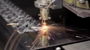 Atölyedeki metal levhayı kes. Ağır sanayide modern bir araç. Tehlikeli bir iş. Yüksek hassasiyetli çelik parçaları üretimi. Kapalı alanda işlemin otomasyonu. Demircilik için otomatik çalışma. Bilgisayar cnc 'yi kapat