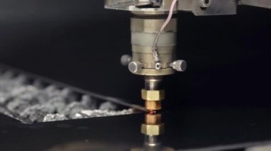 Atölyedeki metal levhayı kes. Ağır sanayide modern bir araç. Tehlikeli bir iş. Yüksek hassasiyetli çelik parçaları üretimi. Kapalı alanda işlemin otomasyonu. Demircilik için otomatik çalışma. Bilgisayar cnc 'yi kapat