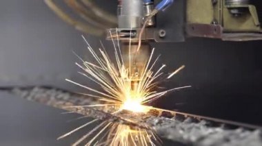 Atölyedeki metal levhayı kes. Ağır sanayide modern bir araç. Tehlikeli bir iş. Yüksek hassasiyetli çelik parçaları üretimi. Kapalı alanda işlemin otomasyonu. Demircilik için otomatik çalışma. Bilgisayar cnc 'yi kapat