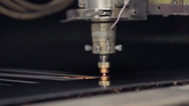 Atölyedeki metal levhayı kes. Ağır sanayide modern bir araç. Tehlikeli bir iş. Yüksek hassasiyetli çelik parçaları üretimi. Kapalı alanda işlemin otomasyonu. Demircilik için otomatik çalışma. Bilgisayar cnc 'yi kapat