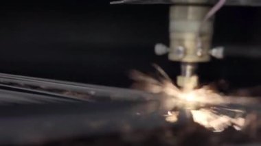 Atölyedeki metal levhayı kes. Ağır sanayide modern bir araç. Tehlikeli bir iş. Yüksek hassasiyetli çelik parçaları üretimi. Kapalı alanda işlemin otomasyonu. Demircilik için otomatik çalışma. Bilgisayar cnc 'yi kapat