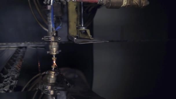 CNC lazer düz metal metal malzemeyi modern endüstriyel teknolojiyle donatır. Parlak kıvılcımlar ve ışık. Sanayi makinesi CNC plazma lazeri — Stok video