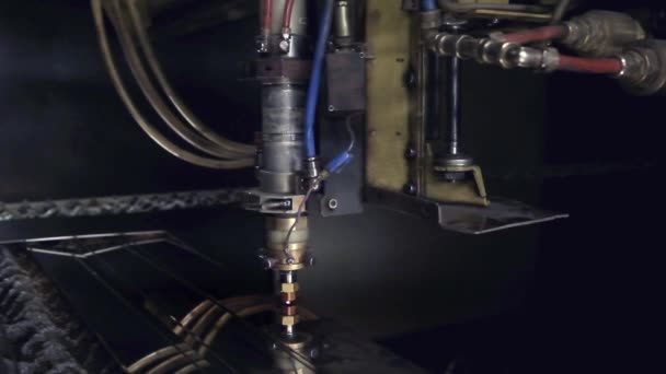 Découpe laser CNC de matériaux plats en tôle d'acier sur un tour avec le programme, la technologie industrielle moderne. étincelles brillantes, et la lumière. Machine industrielle laser plasma CNC — Video