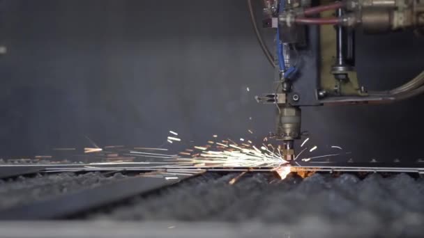 Snijd plaatmetaal in de werkplaats. Modern gereedschap in de zware industrie. Gevaarlijk werk. Hoge precisie vervaardiging van stalen onderdelen. Automatisering van het proces binnen. Automatisch werk voor ijzerbewerking. Sluit de computer cnc — Stockvideo