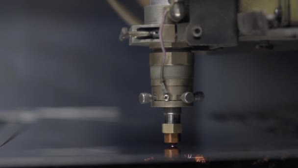 Tôle découpée en atelier. Outil moderne dans l'industrie lourde. Un travail dangereux. Fabrication de haute précision de pièces en acier. Automatisation des processus à l'intérieur. Travail automatique pour ferronnerie. Fermer ordinateur cnc — Video