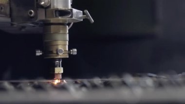 Atölyede sac kesme. Ağır sektörde modern bir araçtır. Tehlikeli bir iş. Çelik parçaların yüksek hassasiyetli imalatı. Metal, modern endüstriyel makine CNC lazer kesim. Küçük alan derinliği.