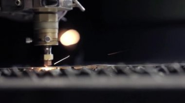 Atölyede sac kesme. Ağır sektörde modern bir araçtır. Tehlikeli bir iş. Çelik parçaların yüksek hassasiyetli imalatı. Metal, modern endüstriyel makine CNC lazer kesim. Küçük alan derinliği