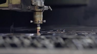 Atölyede sac kesme. Ağır sektörde modern bir araçtır. Tehlikeli bir iş. Çelik parçaların yüksek hassasiyetli imalatı. Metal, modern endüstriyel makine CNC lazer kesim. Küçük alan derinliği.