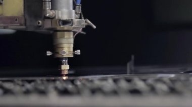 Atölyede sac kesme. Ağır sektörde modern bir araçtır. Tehlikeli bir iş. Çelik parçaların yüksek hassasiyetli imalatı. Metal, modern endüstriyel makine CNC lazer kesim. Küçük alan derinliği.