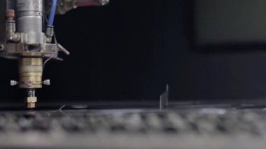 Atölyede sac kesme. Ağır sektörde modern bir araçtır. Tehlikeli bir iş. Çelik parçaların yüksek hassasiyetli imalatı. Metal, modern endüstriyel makine CNC lazer kesim. Küçük alan derinliği.