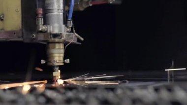 Atölyede sac kesme. Ağır sektörde modern bir araçtır. Tehlikeli bir iş. Çelik parçaların yüksek hassasiyetli imalatı. Metal, modern endüstriyel makine CNC lazer kesim. Küçük alan derinliği.